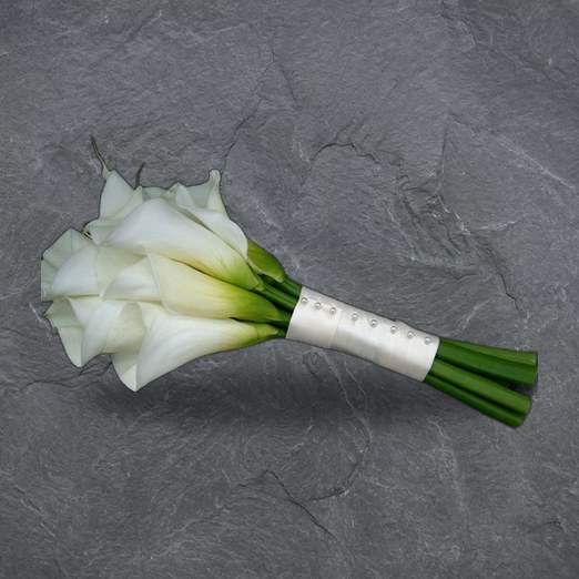 Elegantní smuteční kytice z bílých kal